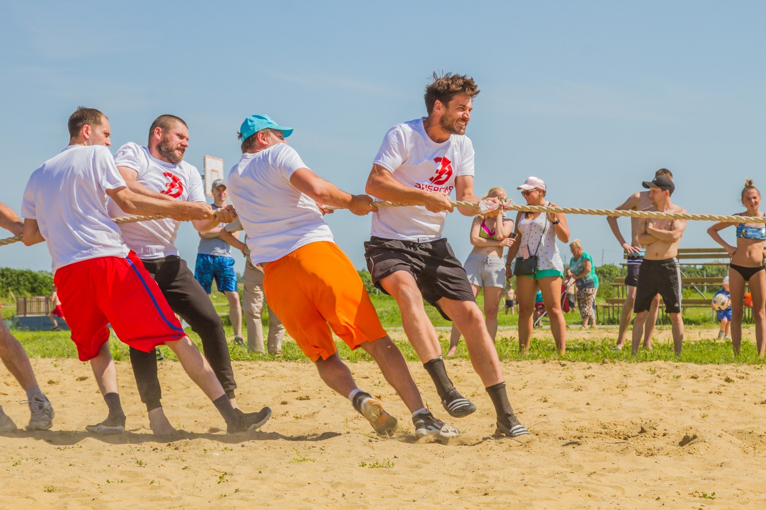 Рабочие СинТЗ на территории «своего» спорткомплекса состязались в перетягивании каната, дартсе и стритболе. Кто самый сильный, спортивный?