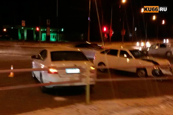 Когда ГИБДД изменит схему работы светофора? Накануне в Каменске-Уральском на одном из сложных перекрестков столкнулись две автомашины. ВИДЕО