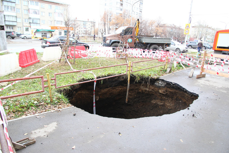 Мэр Каменска на месте провала в тротуаре по ул. Карла-Маркса «разруливал» ситуацию: коммунальщики говорят, что проблема назревала долго