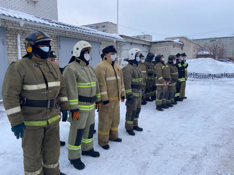 В Каменске-Уральском вспомнили молодого спасателя — он вез коллег на вызов, попал в ДТП и погиб в 23 года. Сегодня ему бы было уже 49 лет