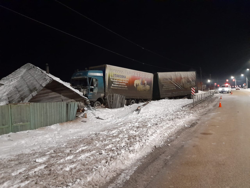 Отвлекся от дороги. В деревне под Каменском водитель фуры въехал в баню и снес ее, а потом согревался в машине ГИБДД
