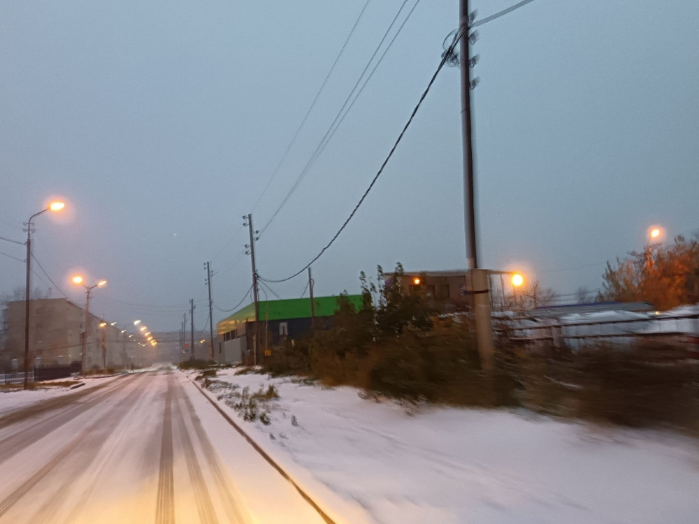 Власти отчитались о борьбе с первым снегопадом в Каменске-Уральском. Видео