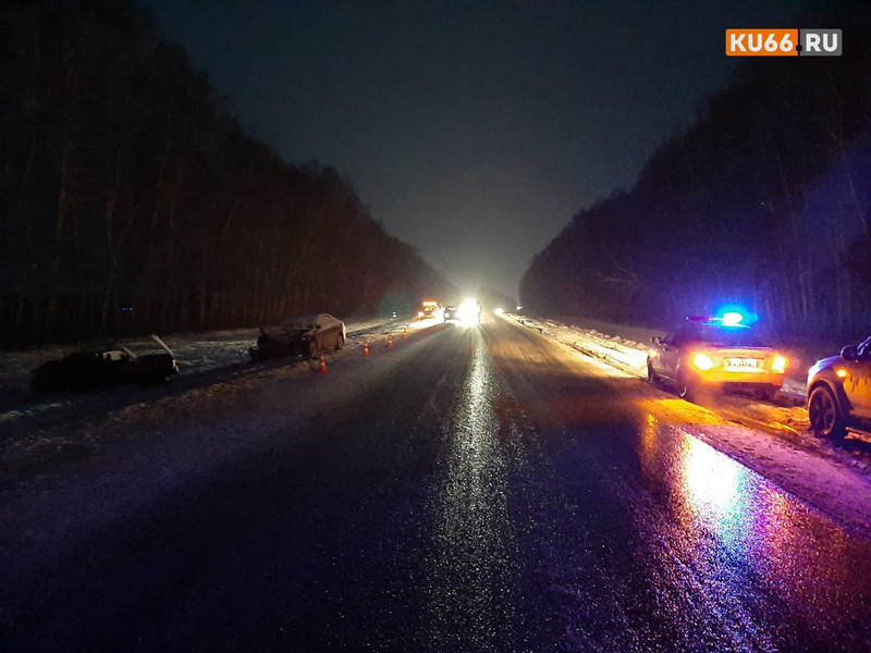 Женщина за рулём отечественной легковушки, в салоне которой были двое детей, выскочила на встречку под Каменском и устроила ДТП с Тойотой