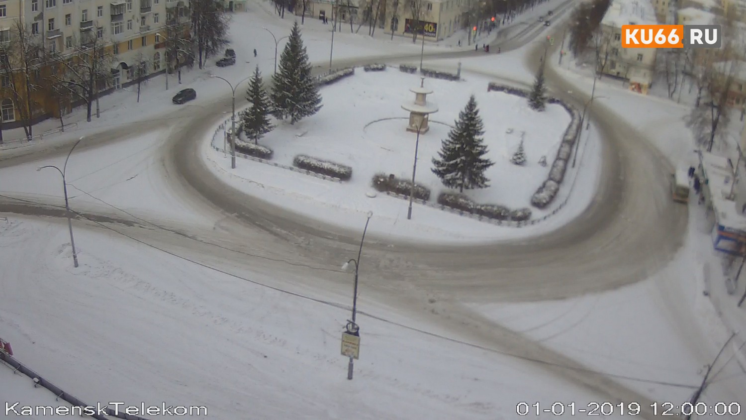 Улицы пустые, а елка на пл. Ленинского комсомола забита: мы последили за ничего не подозревающими жителями Каменска-Уральского через камеры