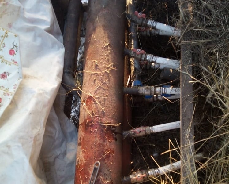 Одним штрафом вряд ли обойдется. В Каменске-Уральском коммунальщики обнаружили нелегальную врезку в теплосеть прямо на улице