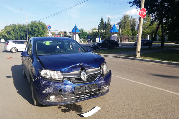 В Каменске-Уральском сотрудники ГИБДД устанавливают обстоятельства ДТП, в результате которого пострадал ребенок