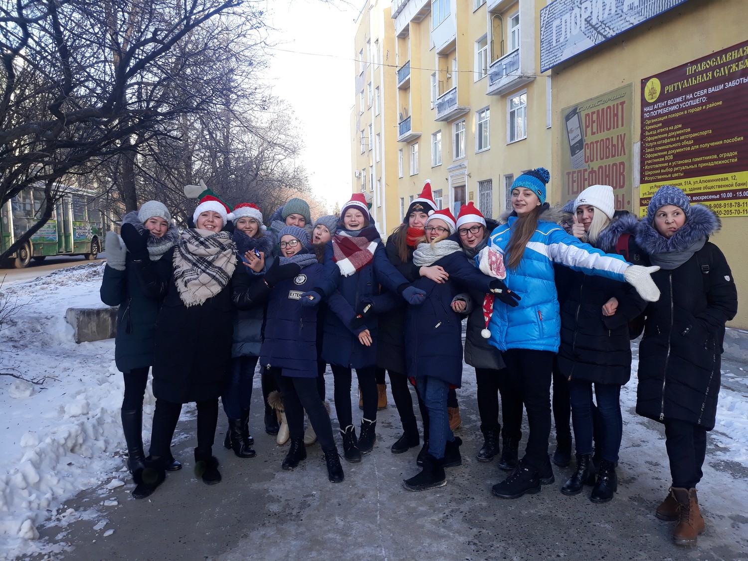 Как студенты в Каменске-Уральском прохожих с Новым годом поздравляли: вышли наряженные Дедами Морозами и дарили им сладкие подарочки