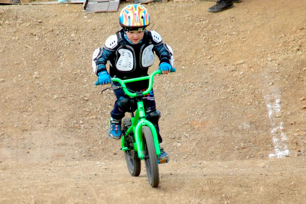 Спортивных детей Каменска-Уральского ждут в воскресенье на велокроссе. Победителям обещают велосипеды — не в подарок, а в личное пользование