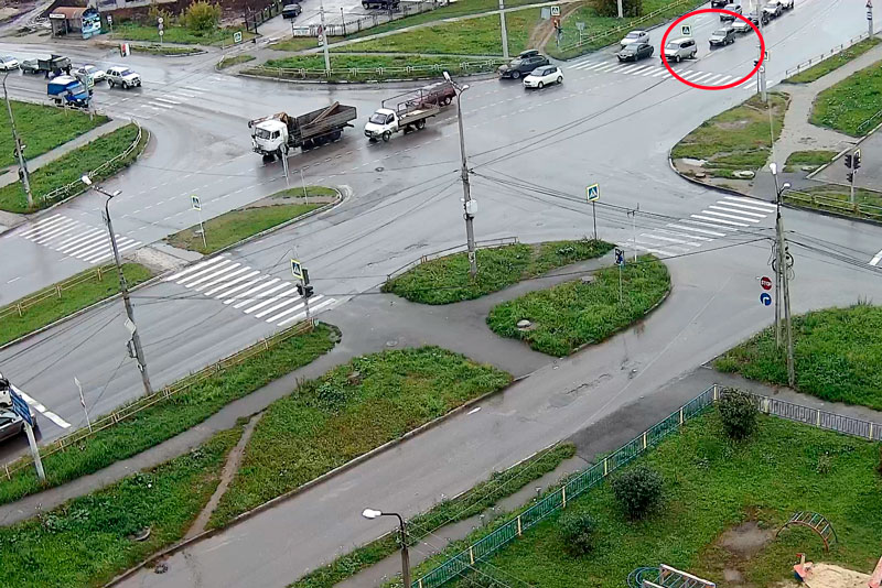 Из-за невнимательных водителей, устраивающих заторы, на проблемном перекрестке перепрограмировали светофоры