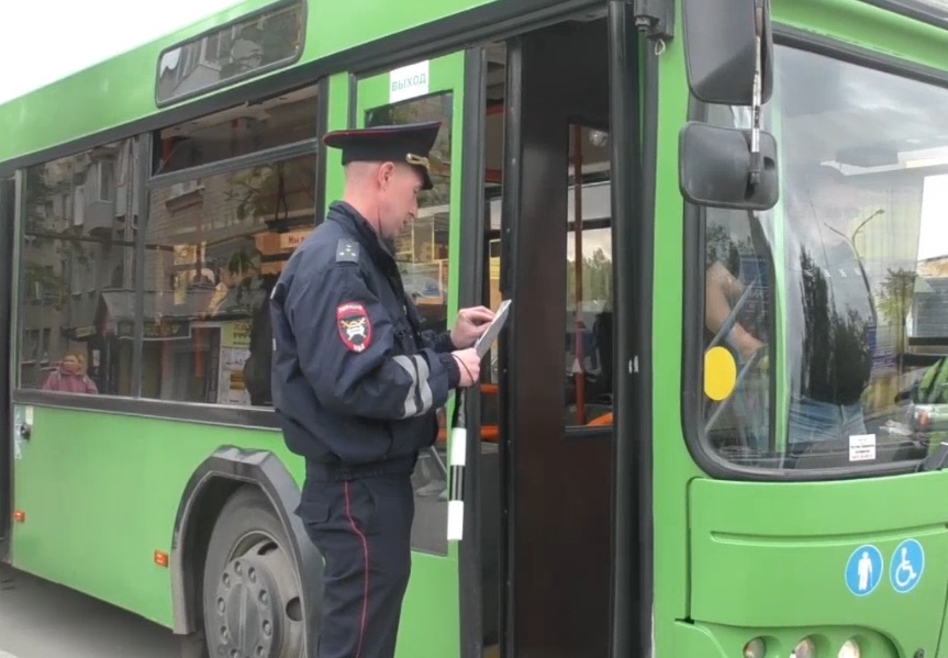 Сотрудники ГИБДД Каменска-Уральского выявили более 45 нарушений ПДД, совершённых водителями автобусов Сотрудники ГИБДД Каменска-Уральского выявили более 45 нарушений ПДД, совершённых водителями автобусов