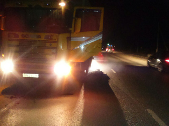 Грузовик сбил пешехода на загородной трассе под Каменском-Уральским — мужчина в темноте переходил дорогу, но водитель его не заметил