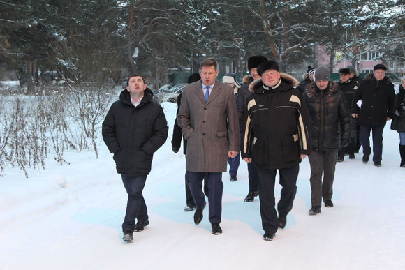 В лесопарке в Каменске-Уральском заводчане сделали освещение: подарок приехал «дарить» мэр и директор СинТЗ