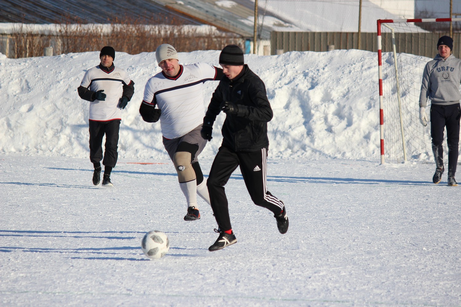 Сначала гоняли мяч, затем сражались «на ракетках»: в исправительной колонии в Каменске-Уральском День защитника Отечества стал спортивным!