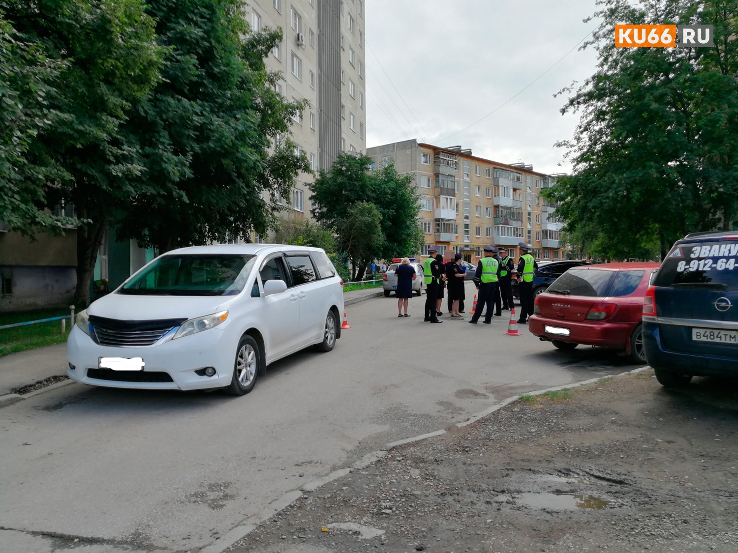 В Каменске-Уральском восьмилетний ребенок набежал на автомобиль и получил травму ноги