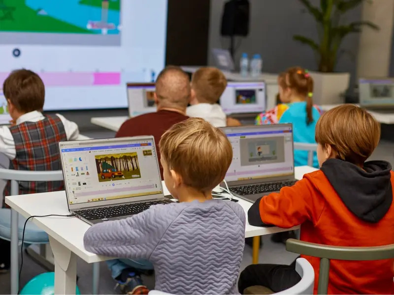 На какие дополнительные занятия отдавать ребенка в 2024 году | Детям помогут обучиться программированию, дизайну, а также прокачать «гибкие» навыки