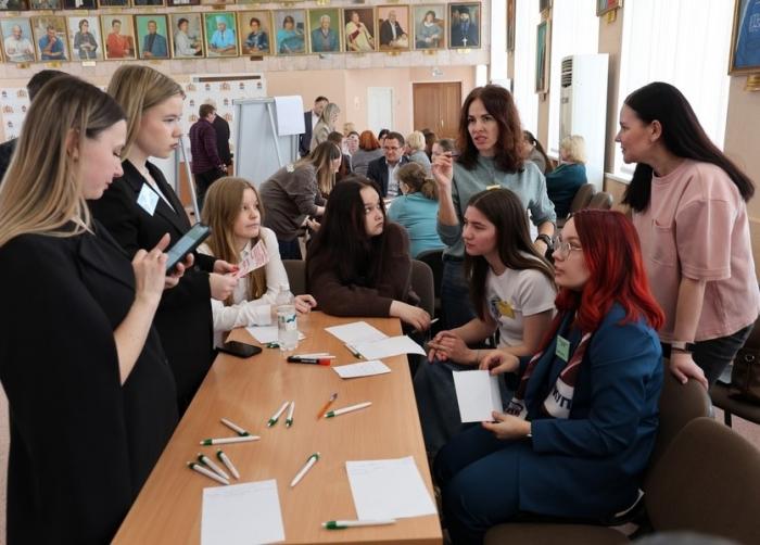Как удержать молодежь в Каменске-Уральском? Итоги стратегической сессии «Кадры — 2030» | В Каменске-Уральском обсудили, как привлечь молодежь на промышленные предприятия