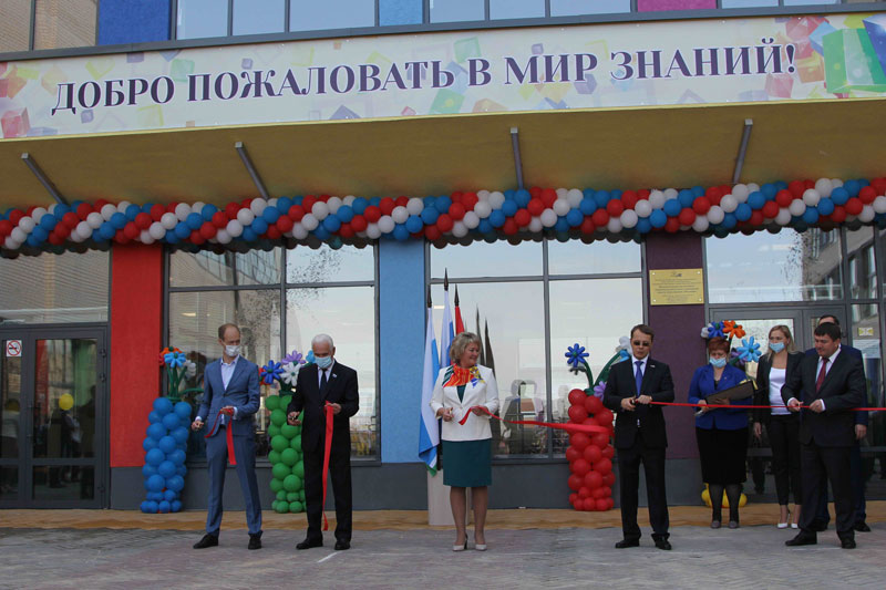 Учебный год начался почти для 20 тысяч юных каменцев, каждый десятый пошел в первый класс. Что сказал мэр на открытии новой школы в Южном?