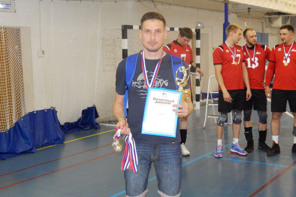 Десятки команд, играющих за предприятия Каменска-Уральского, участвуют в Спартакиаде под эгидой областного Минспорта. Пока в лидерах СинТЗ