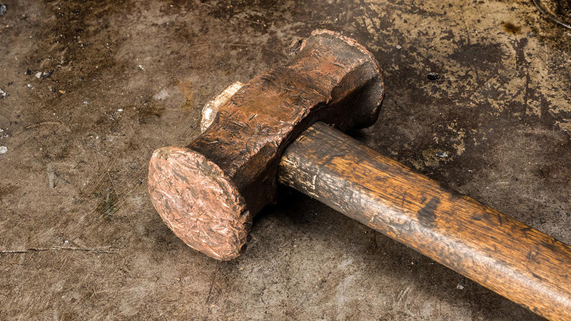 Мужчину убили кувалдой в шиномонтаже в Петербурге