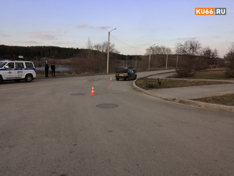 Ехал по тротуару, не справился с управлением, вильнул и столкнулся с машиной: официальная версия ДТП с велосипедистом в Каменске-Уральском Ехал по тротуару, не справился с управлением, вильнул и столкнулся с машиной: официальная версия ДТП с велосипедистом в Каменске-Уральском