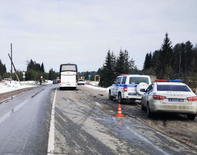 В Свердловской области Камаз врезался в автобус | На Урале Камаз врезался в автобус