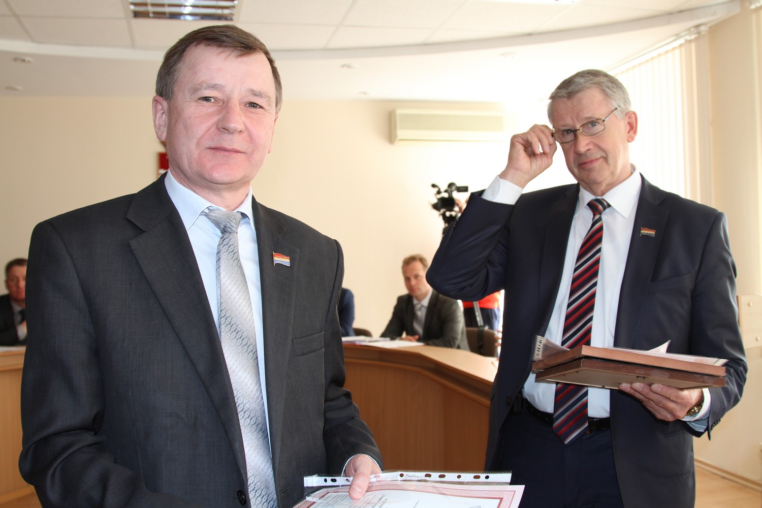 В думе Каменска-Уральского не скупились на аплодисменты – здесь раздавали награды за проведение президентских выборов и поздравляли коллегу