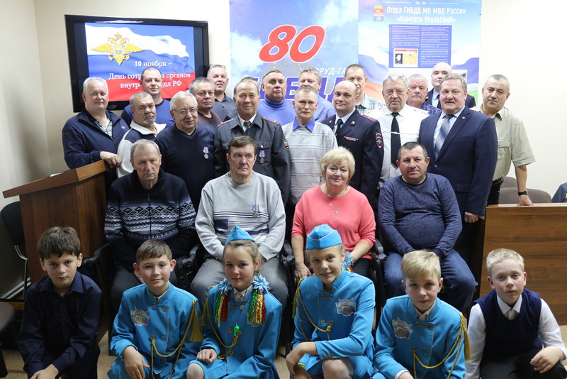 Дифирамбы — ветеранам. Полицейские Каменска-Уральского поздравили своих предшественников с Днем сотрудника ОВД под песню «Офицеры»