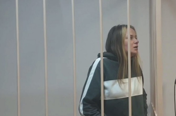 Суд постановил уничтожить iPhone, на который снимали «голую» фотосессию у Исаакиевского собора