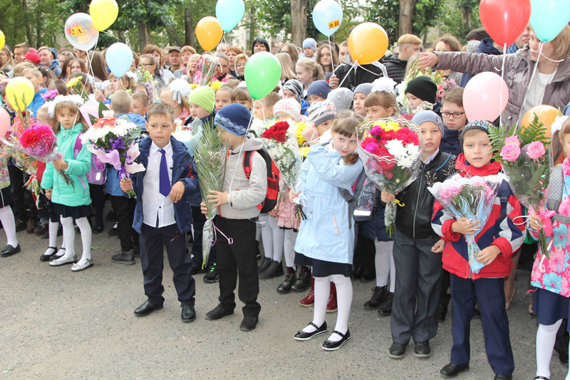 С Днем знаний мэр Шмыков поздравил учеников школы № 35 Каменска-Уральского. Именно ее зал для развлечений помогал ремонтировать «Русал»