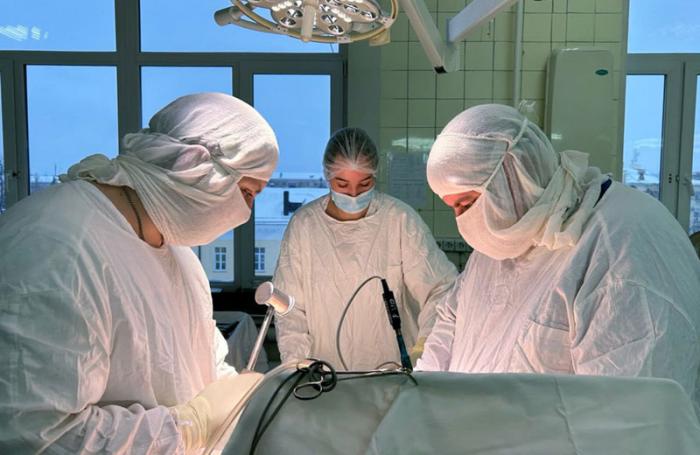 Уникальная операция в Каменске-Уральском: врачи удалили крупный тромб через закрытую сонную артерию | В Каменске-Уральском врачи спасли пациентку с инсультом уникальной операцией через закрытую сонную артерию