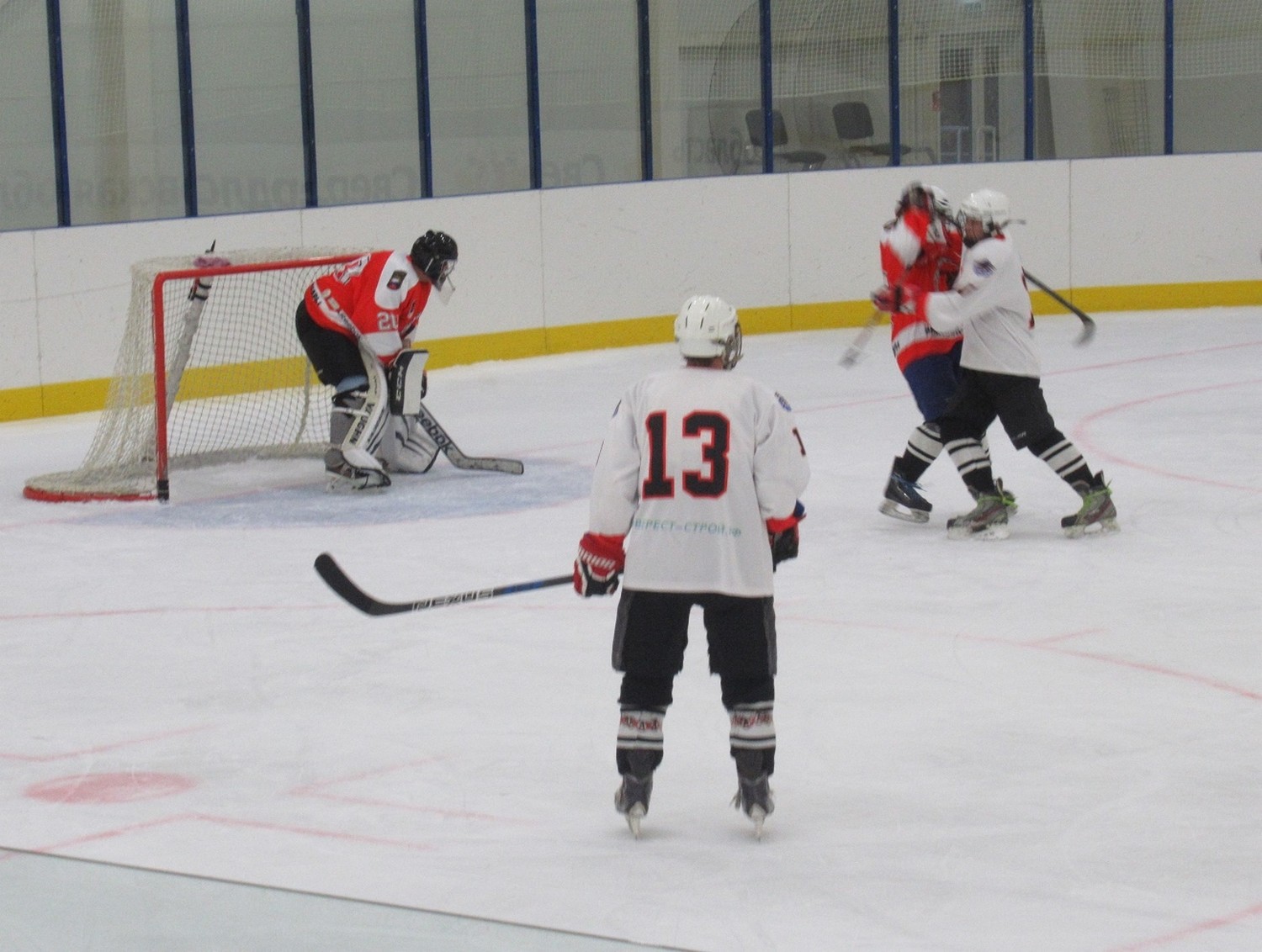 «Вкатились в сезон как полагается»: в Каменске-Уральском начались хоккейные баталии. «Т-4» одолела «Луч», а теперь надо опасаться «Вымпела»