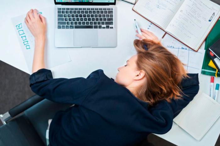 «Иди отдыхай, или уволим»: в Свердловской области сотрудников уговаривают и запугивают идти в отпуск | 17% работников Свердловской области сталкивались с принудительным отпуском