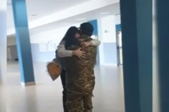 В Каменске-Уральском мобилизованный пришёл с цветами в школу к дочери В Каменске-Уральском мобилизованный пришёл с цветами в школу к дочери