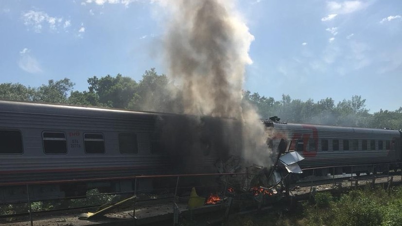 Пассажирский поезд, следовавший в Нижневартовск, столкнулся с грузовиком и загорелся. «Мы чуть с полок не слетели»