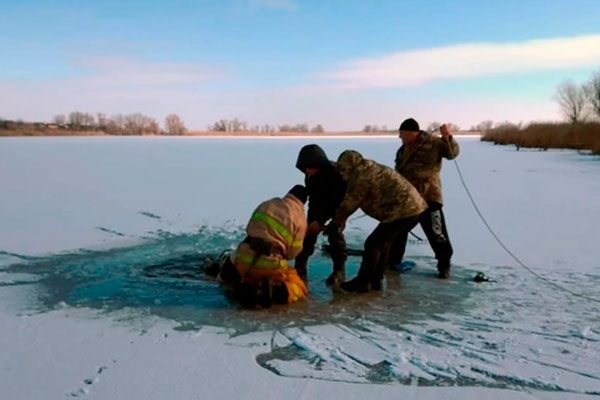 Мужчина перекрестился и утонул в проруби на глазах у жены