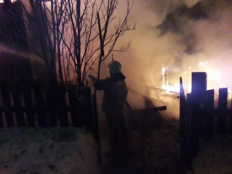 Рано утром в селе под Каменском-Уральским сгорел ВАЗ и хозпостройки