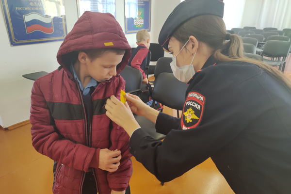 Не только модный, но и необходимый аксессуар: сотрудники ГИБДД учили детсадовцев руками делать световозвращаюшие элементы на одежду