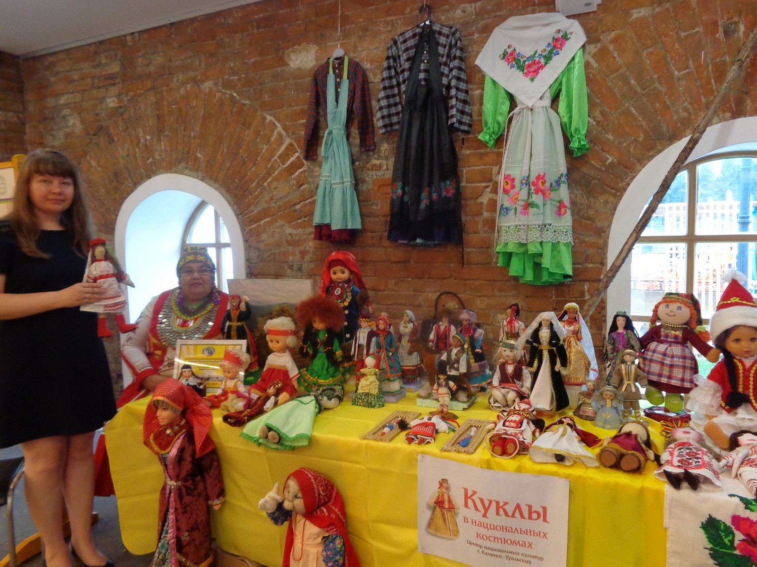 Библиотекари представили Каменск-Уральский на фестивале «Иван-да-Марья» в Екатеринбурге – публику удивляли коллекцией национальных кукол