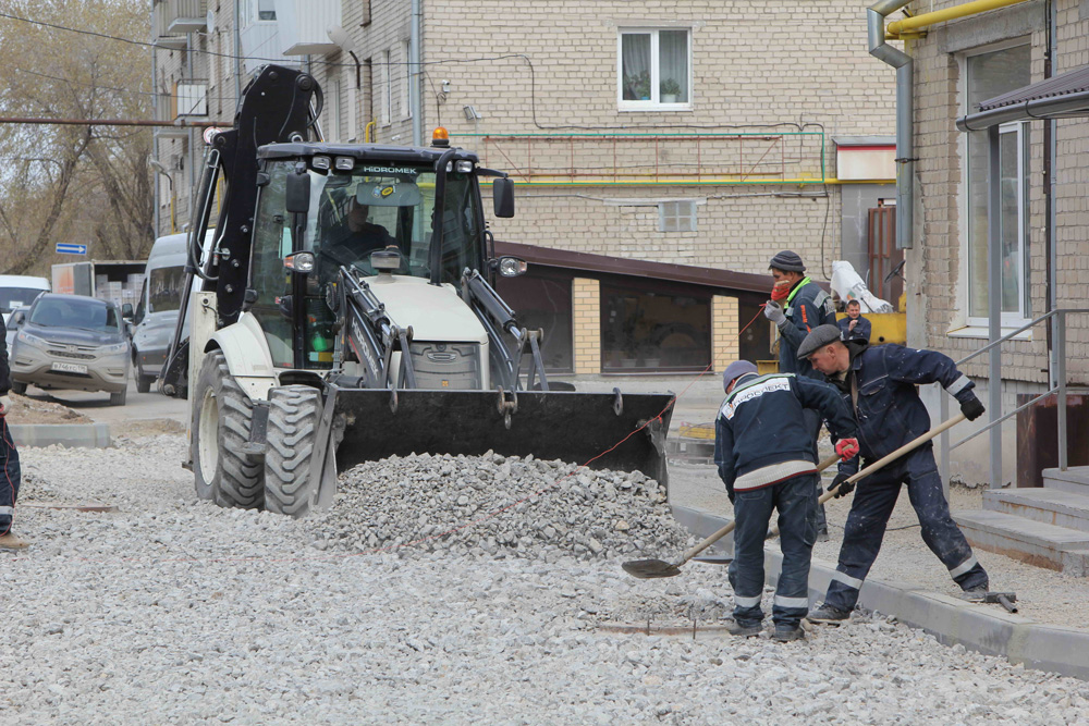Жителям Каменска-Уральского начали благоустраивать городскую среду. Мэр Алексей Шмыков следит за подрядчиком, люди — «держат руку на пульсе»