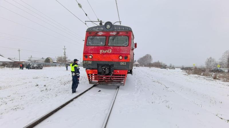ДТП на уральском Ж/Д переезде — водитель «Черри» выехал на красный свет и врезался в поезд | Водитель «Черри» столкнулся с электропоездом на переезде под Нижним Тагилом