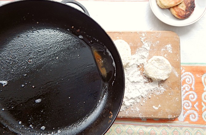 Стало известно, чем опасны царапины на тефлоновых сковородах