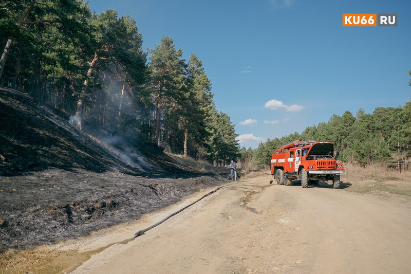 За неделю с введения противопожарного режима в Каменске-Уральском произошло 23 возгорания сухой травы и лесной пожар на берегу реки