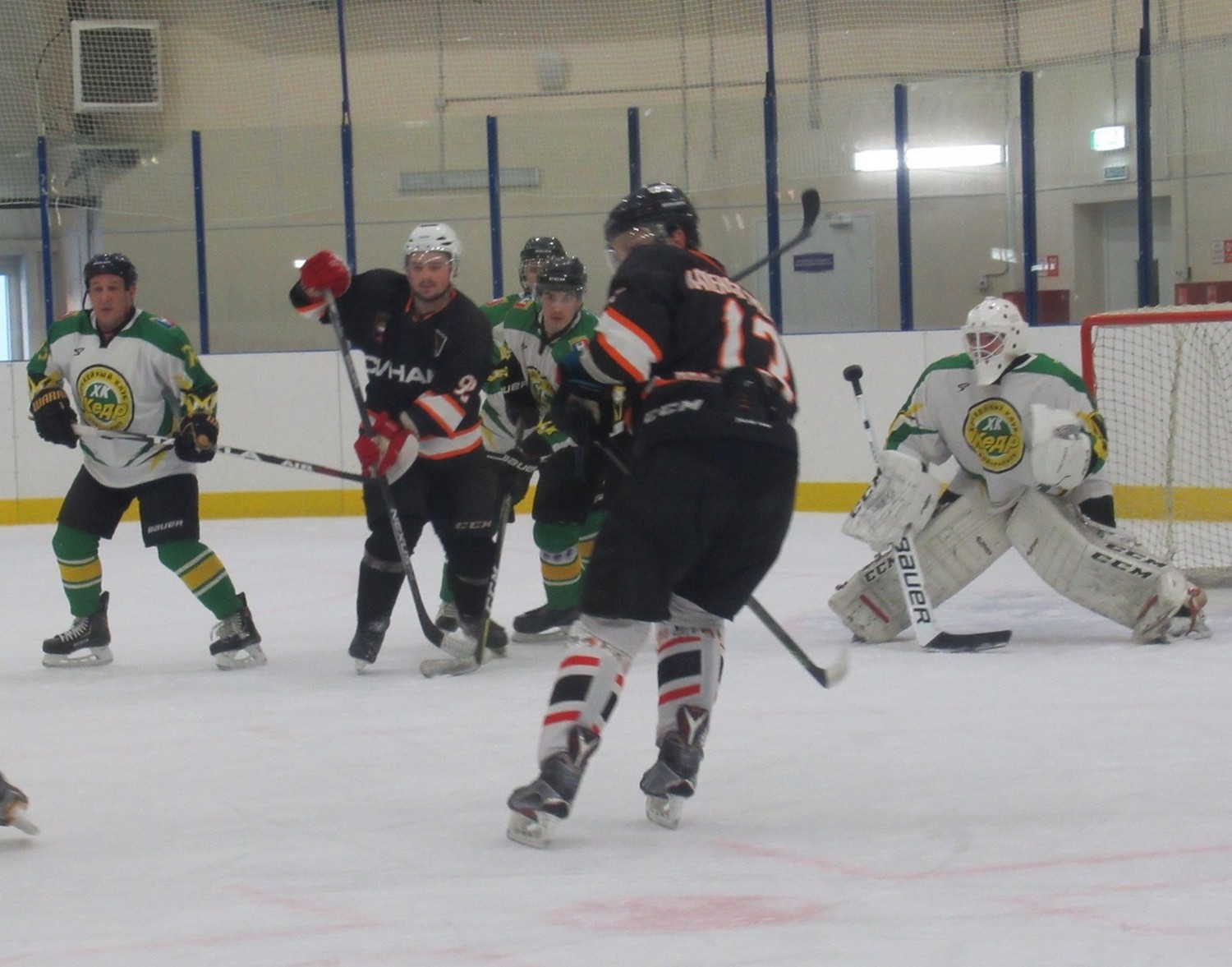 Новоуральский «Кедр» и хоккейная «Синара» сошлись на льду «Каменск-Арена» – гости были решительно настроены на победу, но...