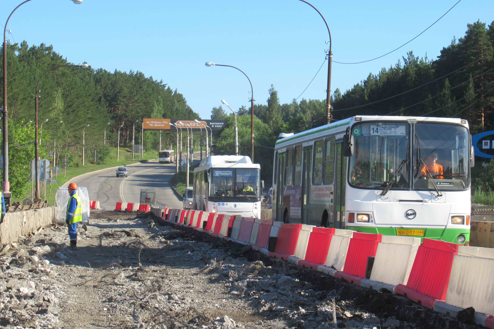 «Опасно для жизни». Отдыхающим запретили проплывать под Байновским мостом в Каменске-Уральском, где полным ходом идет реконструкция