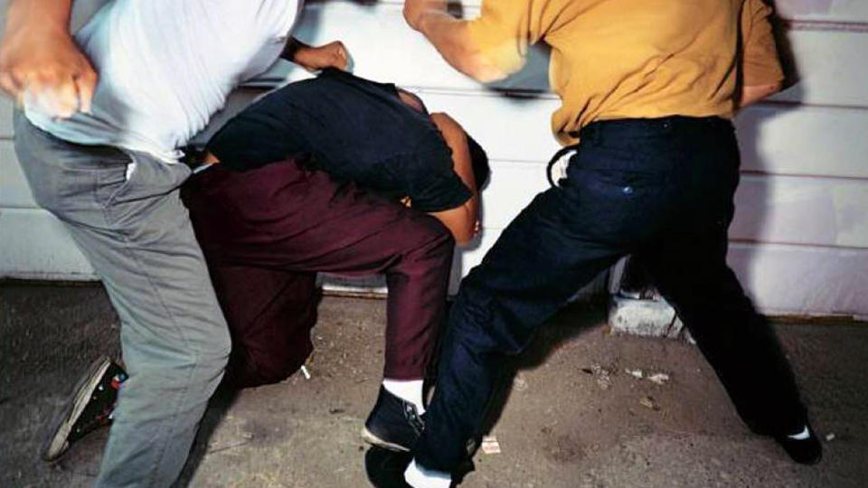 Встречавший ребенка отец нашел его на обочине избитым до полусмерти