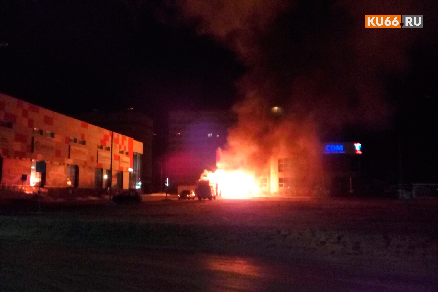 Посреди ночи в Каменске-Уральском полыхнул павильон с шавермой на территории Центрального рынка. «От огня у ТЦ полопались окна»