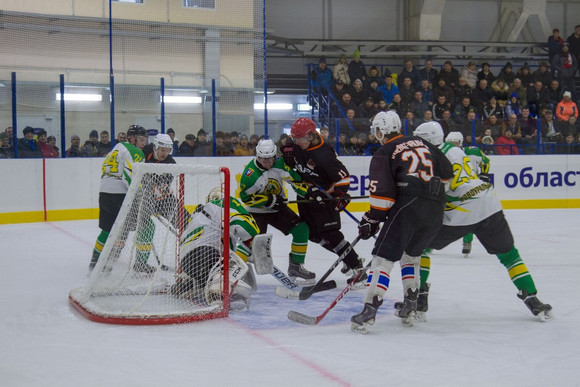 Трофей, которого ждали 30 лет: «Синара» из Каменска-Уральского в домашнем матче на «Каменск-Арене» проиграла, но завоевала кубок области Трофей, которого ждали 30 лет: «Синара» из Каменска-Уральского в домашнем матче на «Каменск-Арене» проиграла, но завоевала кубок области