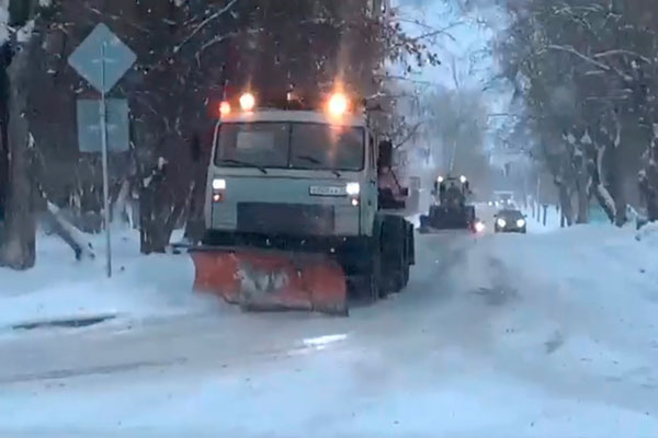 Улицы и тротуары Каменска-Уральского очищают от снега