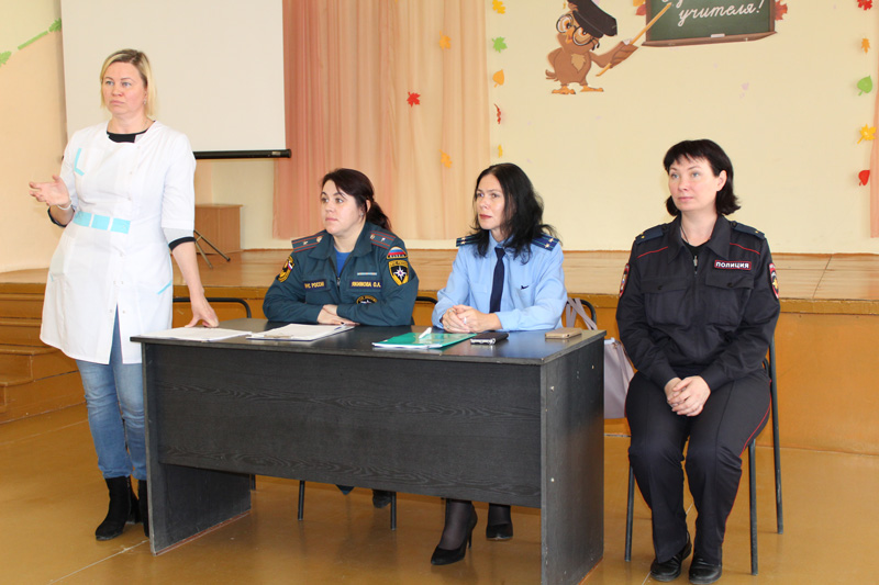 Полицейские напомнили школьникам Каменска-Уральского, что осенью и зимой после 22.00 выходить на улицу без взрослых они не имеют права