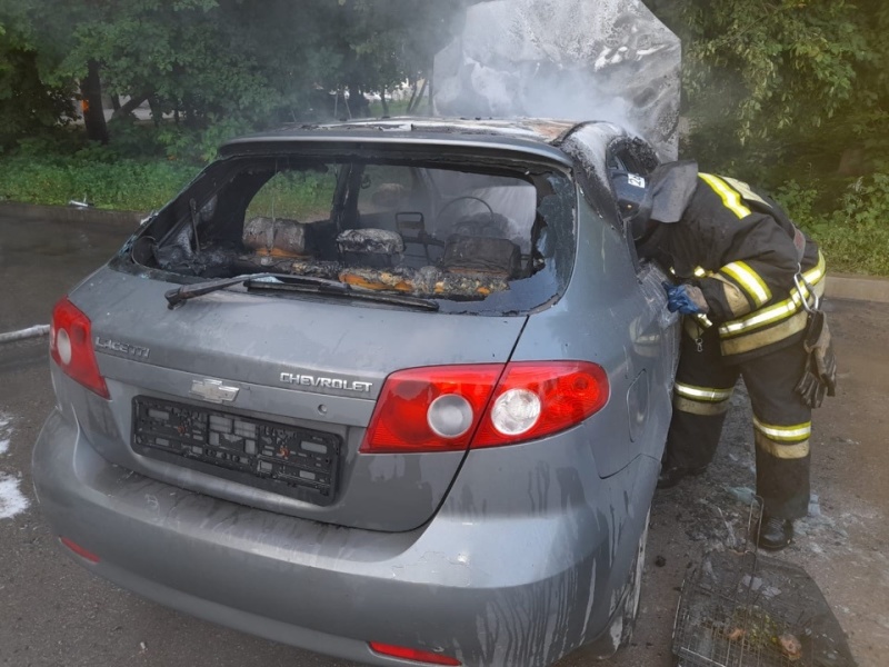 Рано утром в Каменске-Уральском сгорел автомобиль Chevrolet Lacetti